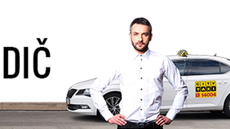 Řidič City Taxi Brno vedle vozu